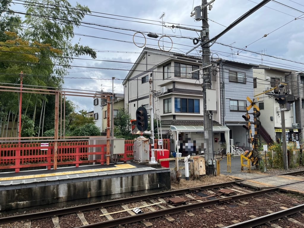 神社横の線路前