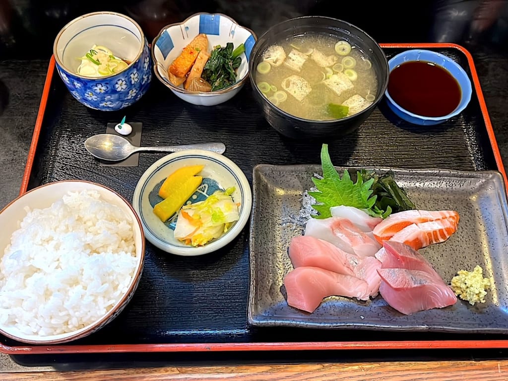マンマルの刺身定食