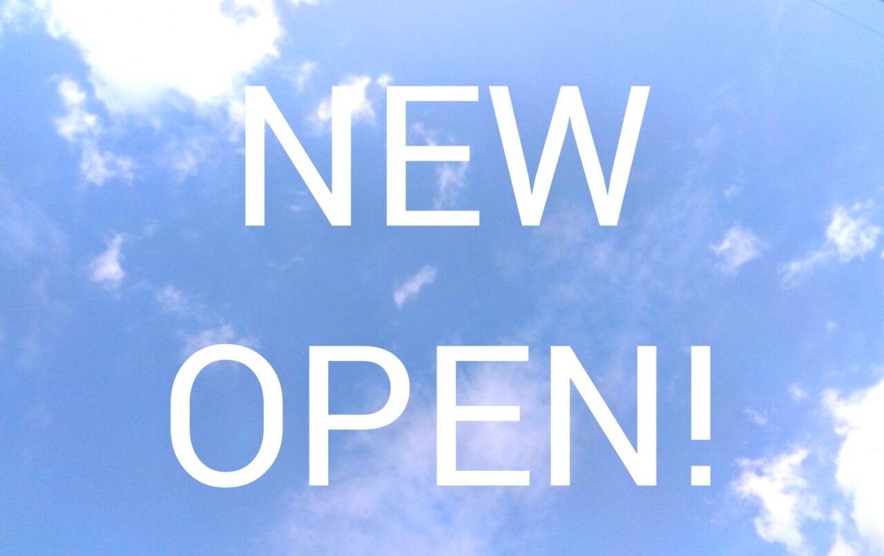 青空にNEW OPENの文字