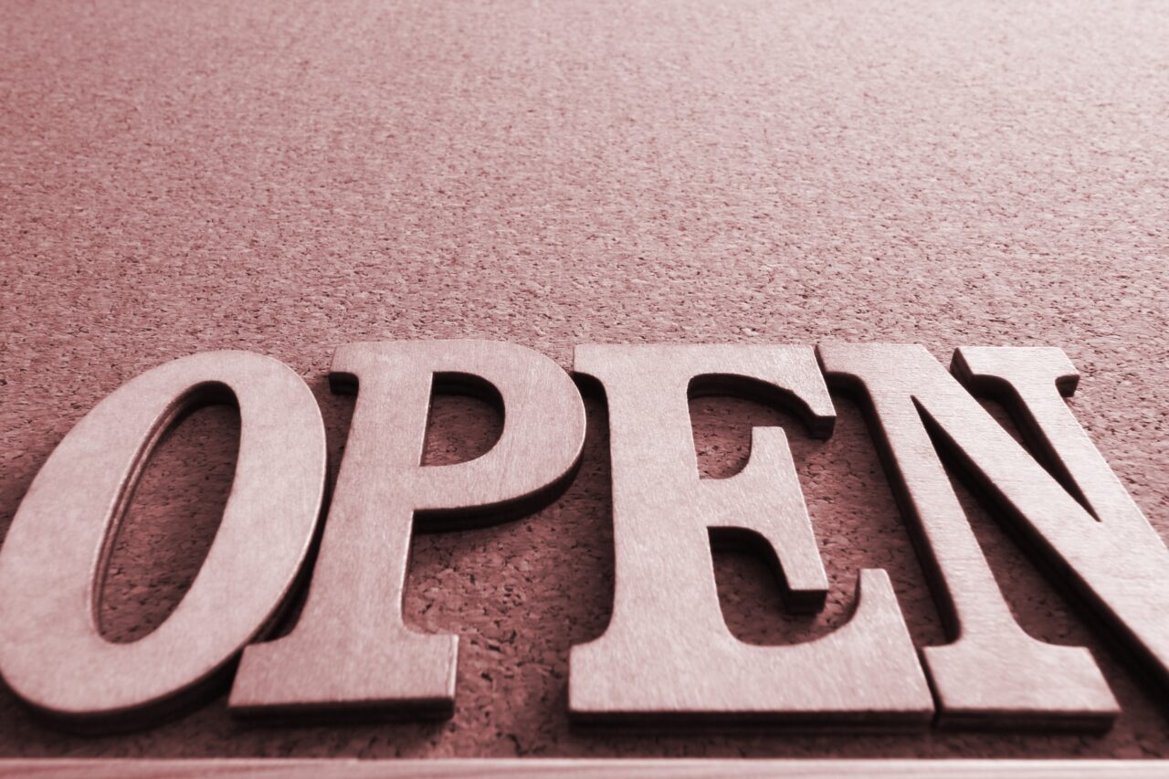 木の立体文字のOPEN